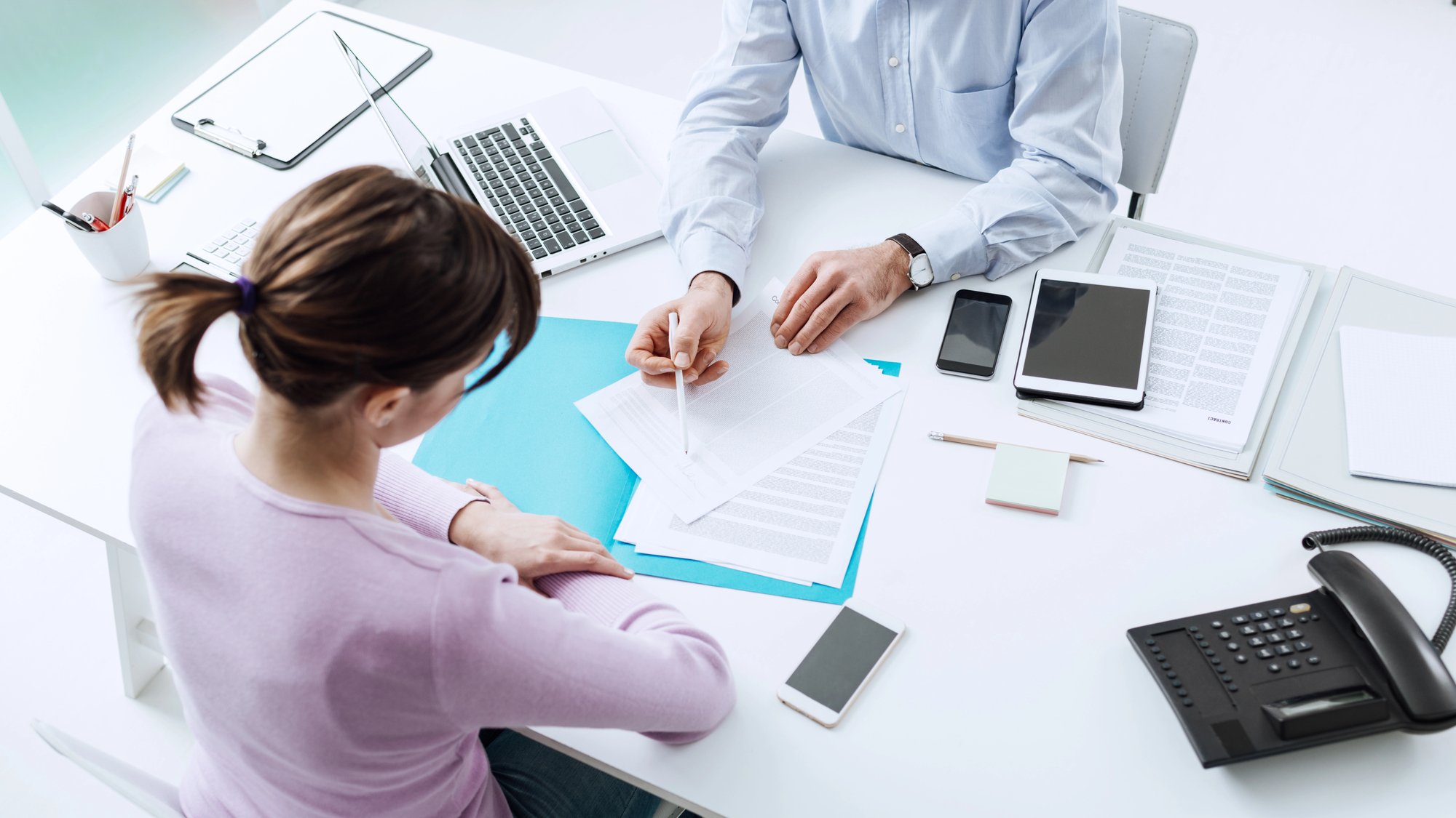 Advisor meeting with a customer