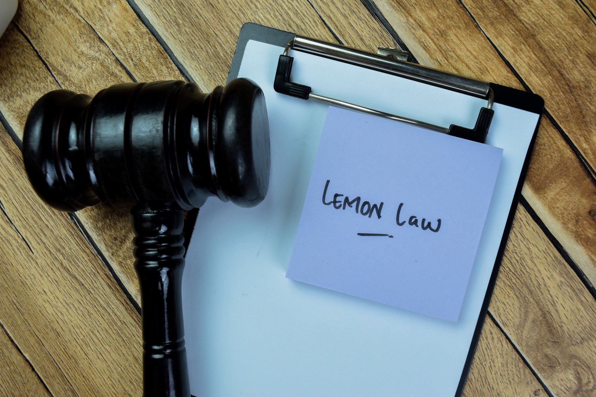 Lemon Law written on sticky notes with gavel isolated